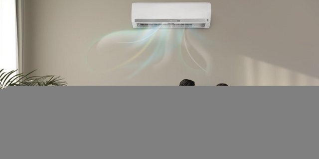 Im Wohnzimmer sitzt eine Frau mit Tochter auf dem Sofa und der Mann steht hinter den beiden. Alle schauen sich glücklich an. An der Wand im Hintergrund ist eine Klimaanlage, die Frische Luft in den Raum bringt.