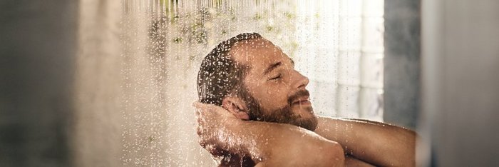 Ein Männerkopf unter einer laufenden Dusche