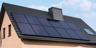 Ein Dach mit einer Photovoltaikanlage