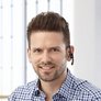 ansprechpartner-contentcard.jpg Ein Ansprechpartner sitzt im Büro - unsere Mitarbeiter stehen für Sie bereit.